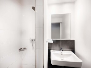Ducha, cabezal de ducha tipo lluvia, secador de pelo, toallas