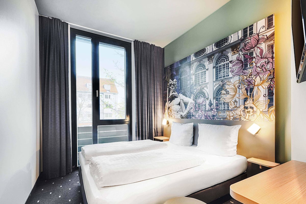 Ylelliset vuodevaatteet, pillowtop-patjalliset sängyt, työpöytä