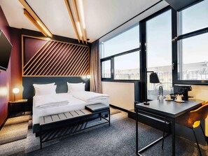 Sengetøy av topp kvalitet, senger med overmadrass og skrivebord