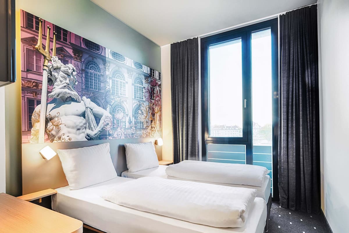 Kahden hengen huone (kaksi sänkyä) | Ylelliset vuodevaatteet, pillowtop-patjalliset sängyt, työpöytä