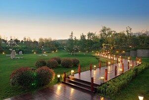 Premium bedding, down comforters, minibar, in-room safe