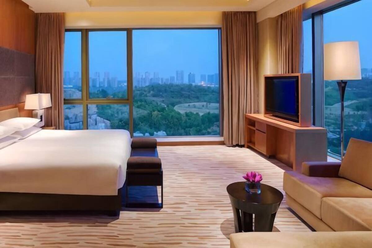 Bộ đồ giường cao cấp, chăn bông, minibar, két bảo mật tại phòng