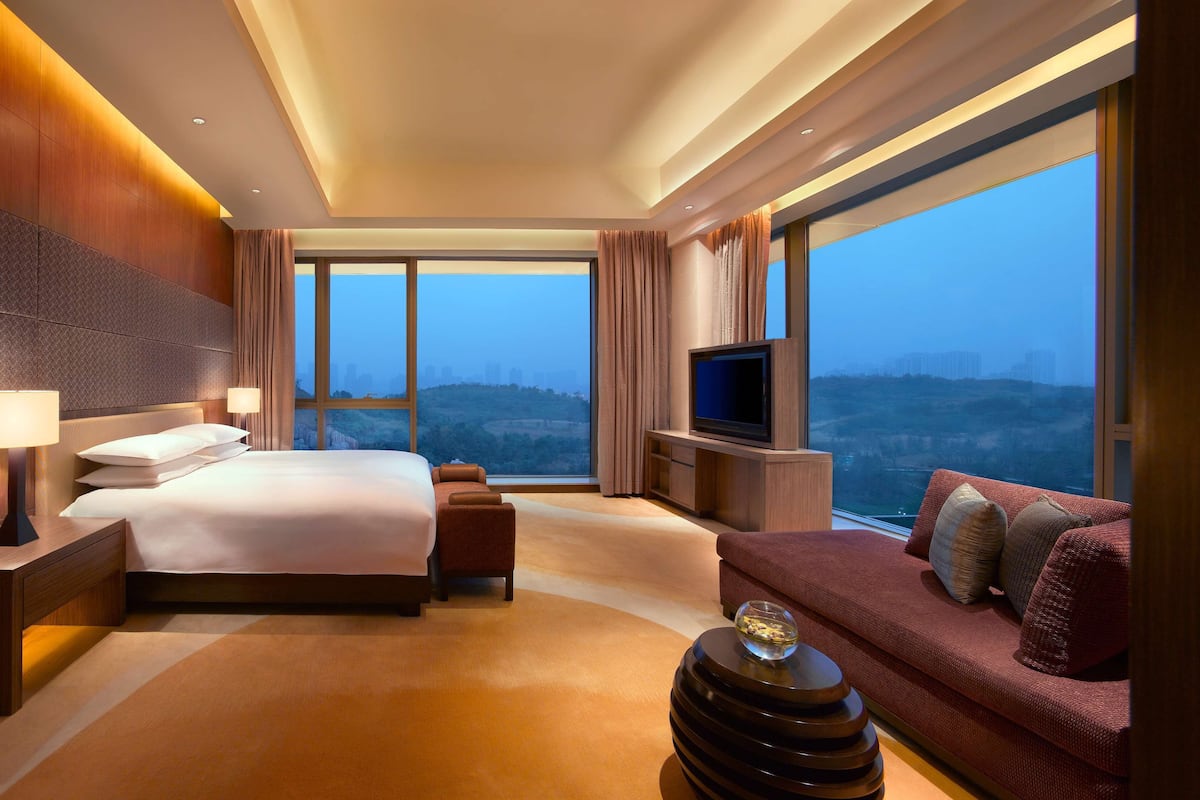 premium bedding, down duvets, minibar, in-room safe