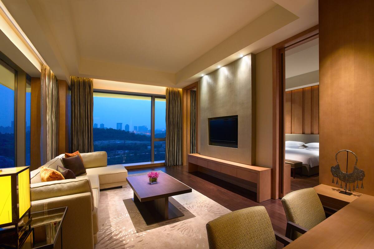 Bộ đồ giường cao cấp, chăn bông, minibar, két bảo mật tại phòng 