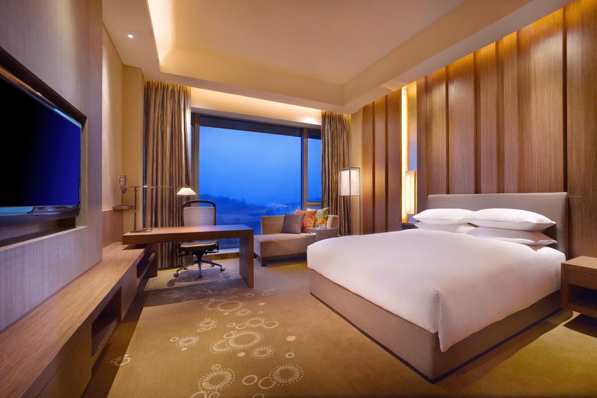 Bộ đồ giường cao cấp, chăn bông, minibar, két bảo mật tại phòng 