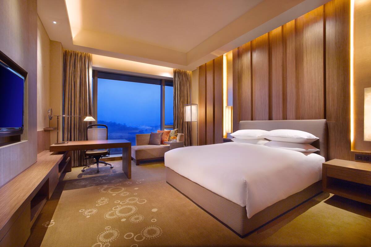 premium bedding, down duvets, minibar, in-room safe