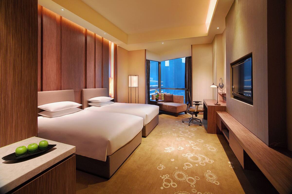 Bộ đồ giường cao cấp, chăn bông, minibar, két bảo mật tại phòng