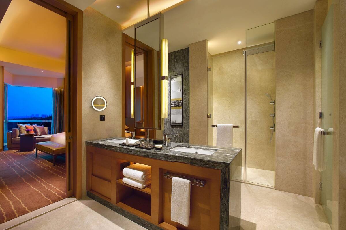 separate bathtub and shower, deep-soaking bathtub, rainfall showerhead