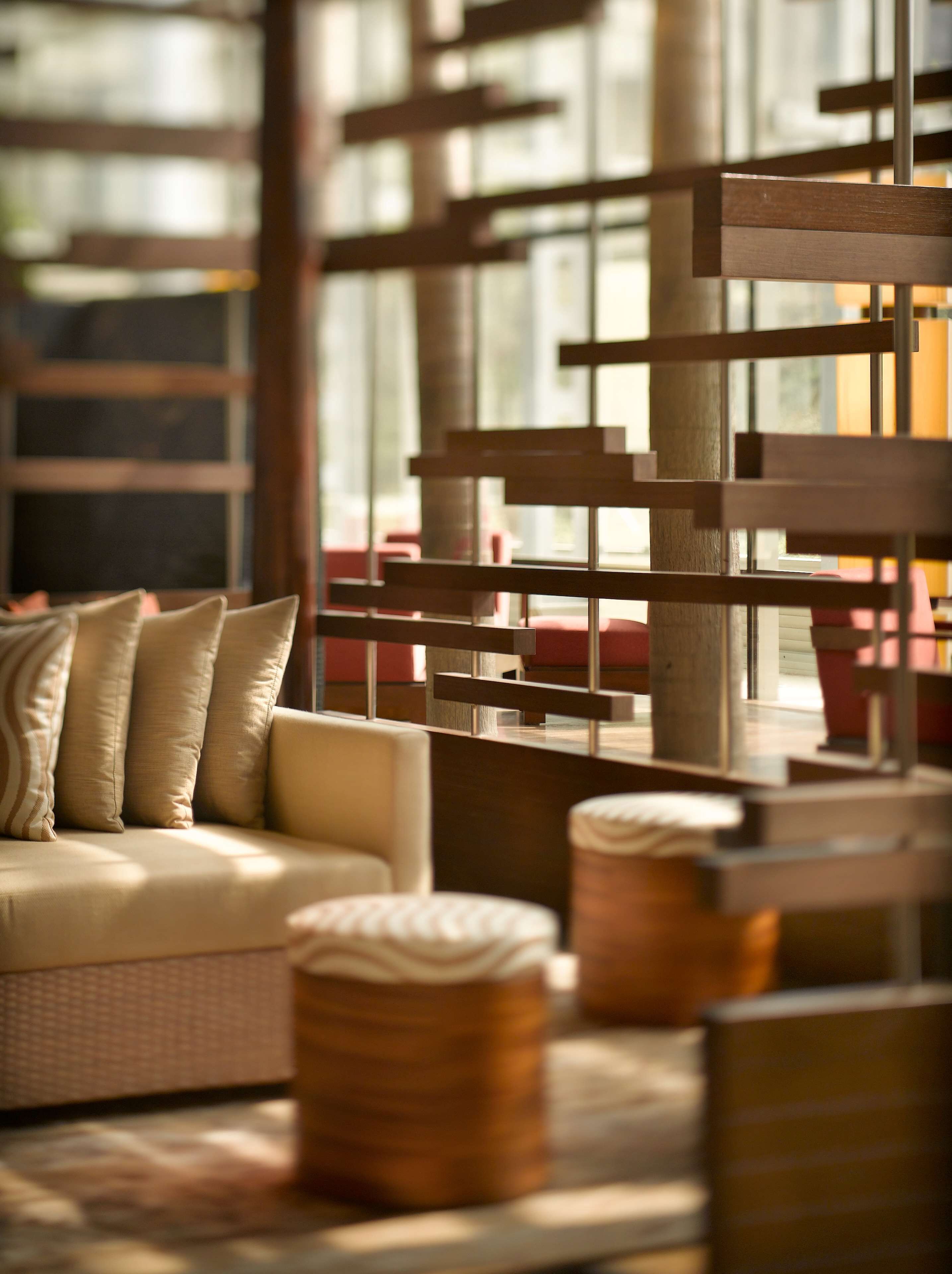 2 bars/lounges, cocktail bar