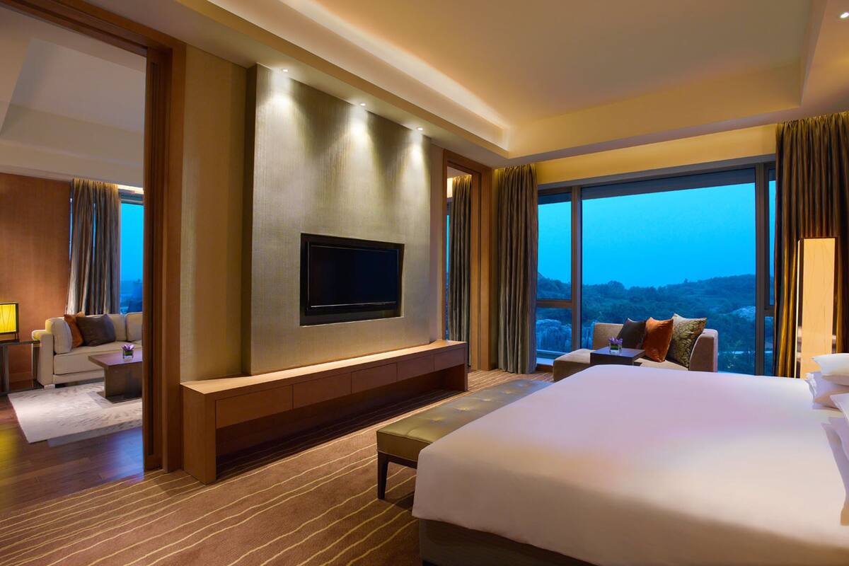 Bộ đồ giường cao cấp, chăn bông, minibar, két bảo mật tại phòng 