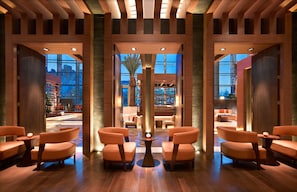 2 bars/lounges, cocktail bar