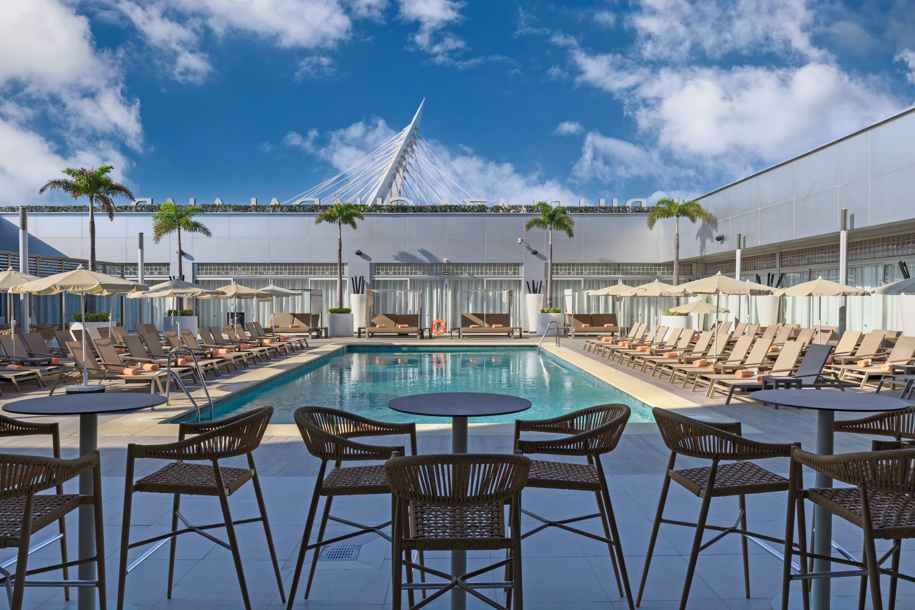 Piscine extérieure, parasols de plage, chaises longues