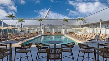 Piscine extérieure, parasols de plage, chaises longues
