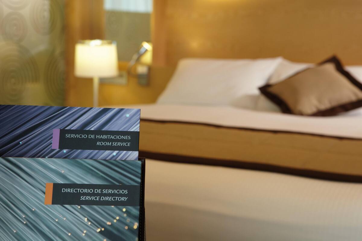 Minibar med vissa gratis produkter och värdeförvaringsskåp på rummet