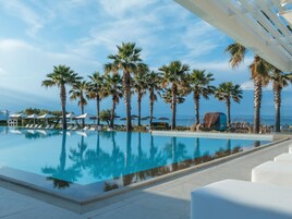 2 piscinas al aire libre, sombrillas, sillones reclinables de piscina