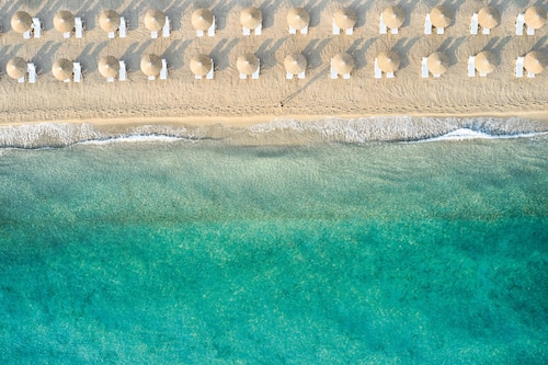 Am Strand, Liegestühle, Sonnenschirme, Strandtücher