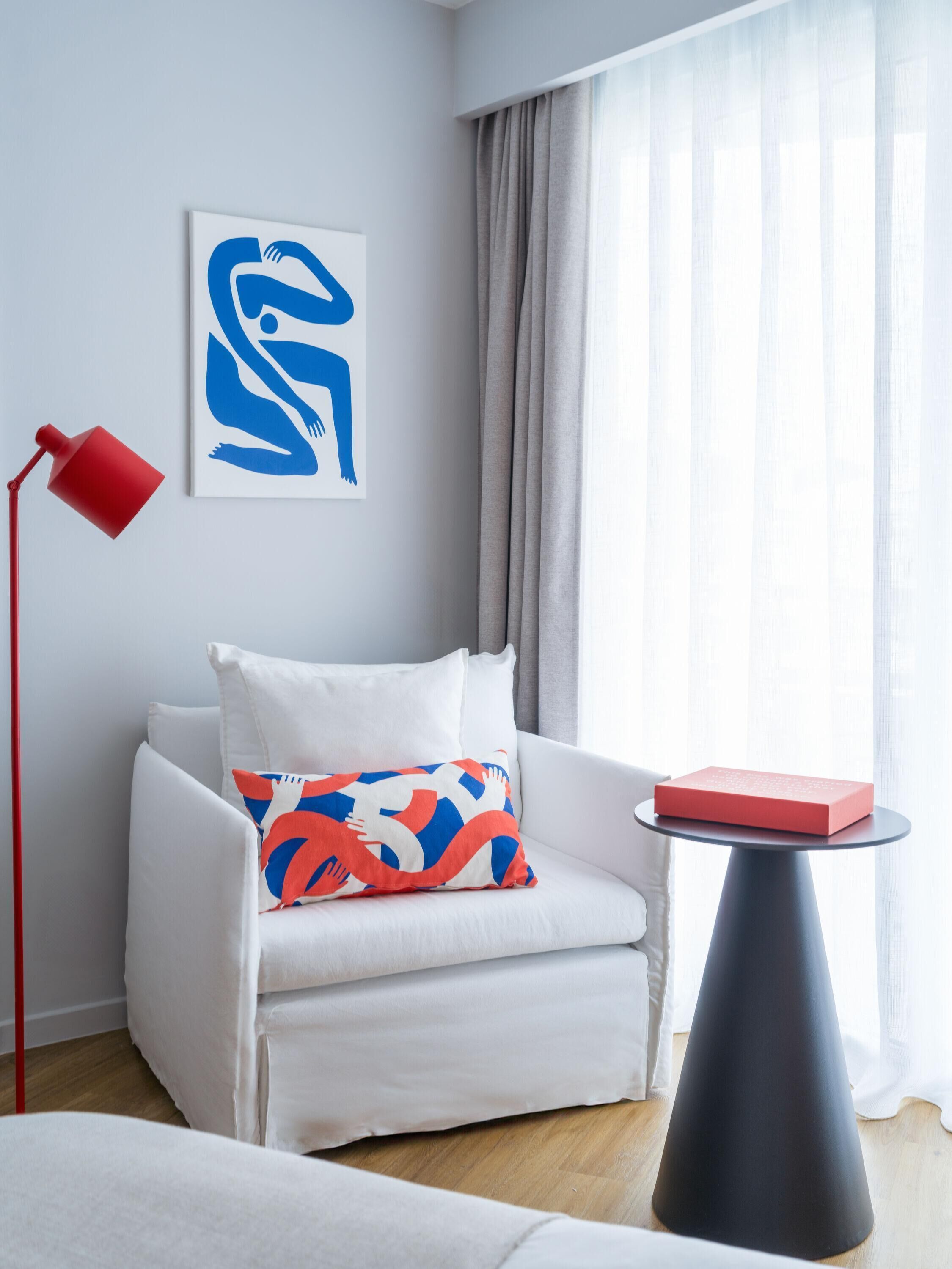 Hypo-allergenic bedding, minibar, in-room safe, individually decorated