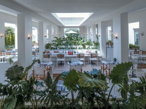 Här finns 2 restauranger som serverar frukost, middag och brunch 
