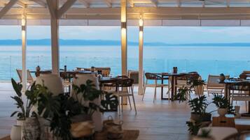 2 restaurantes, se sirven desayunos, cenas, brunch y cocina mediterránea