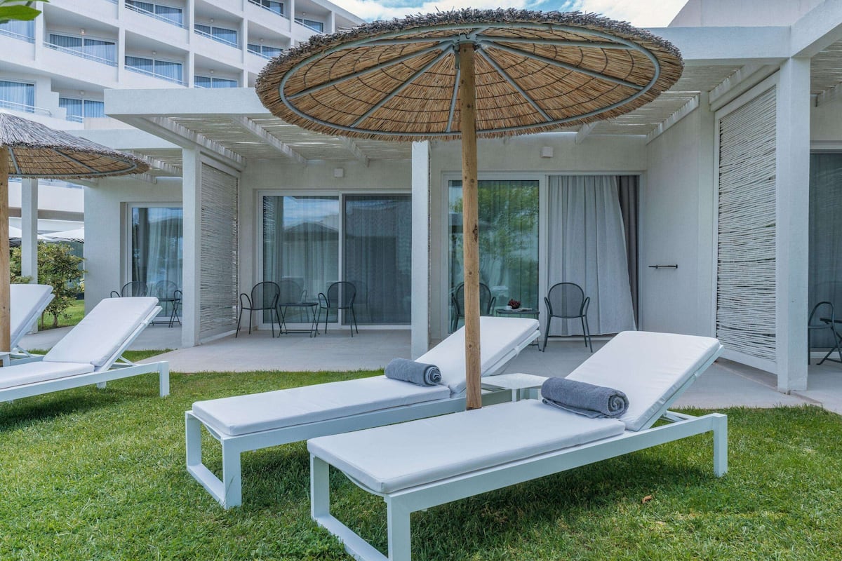 Cabana Side Pool View | Hypo-allergenic bedding, minibar, in-room safe, individually decorated