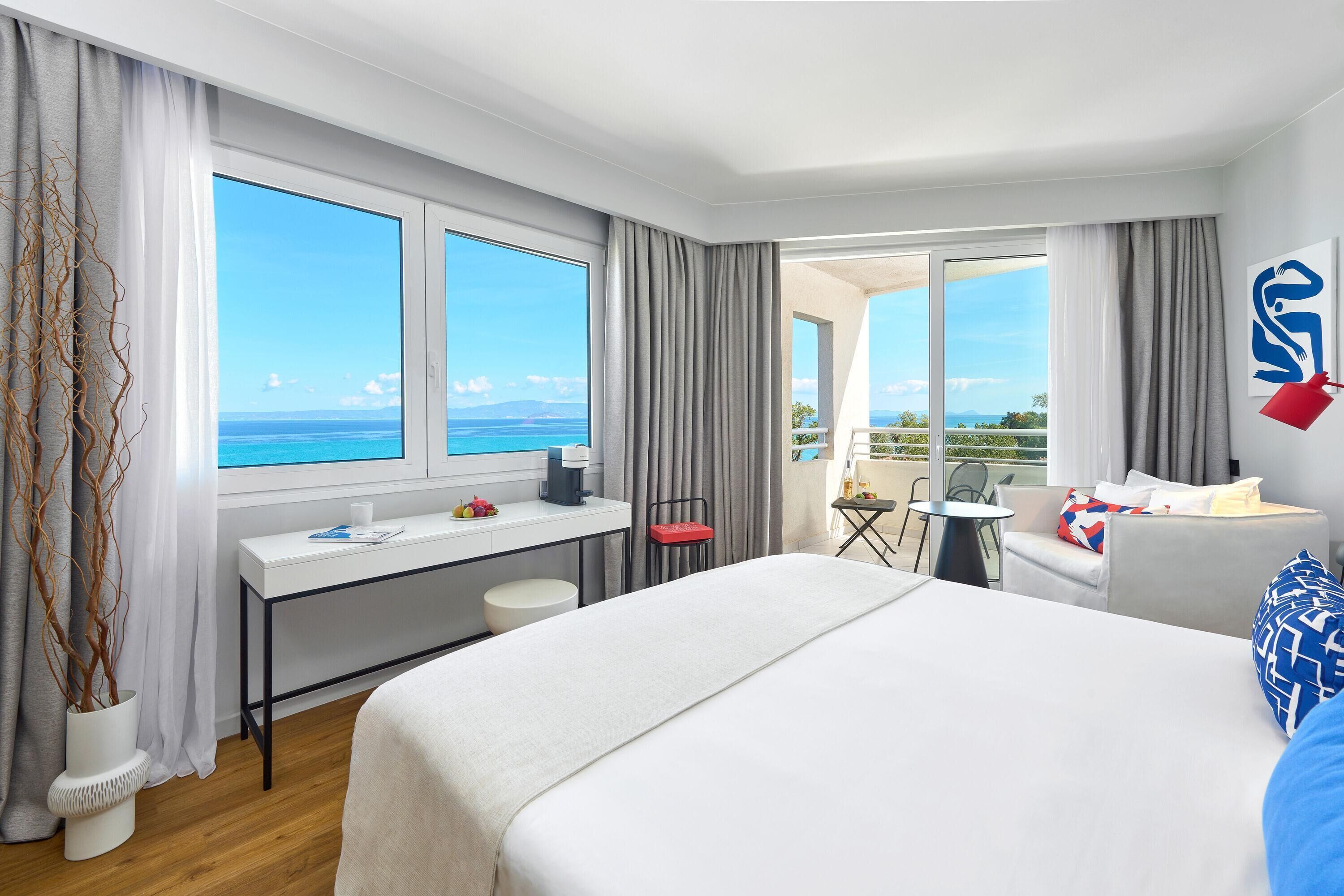 Sapphire Retreat | 低刺激性寝具、ミニバー、セーフティボックス (室内)、客室ごとに異なる装飾