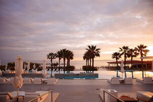 2 piscinas al aire libre, sombrillas, sillones reclinables de piscina