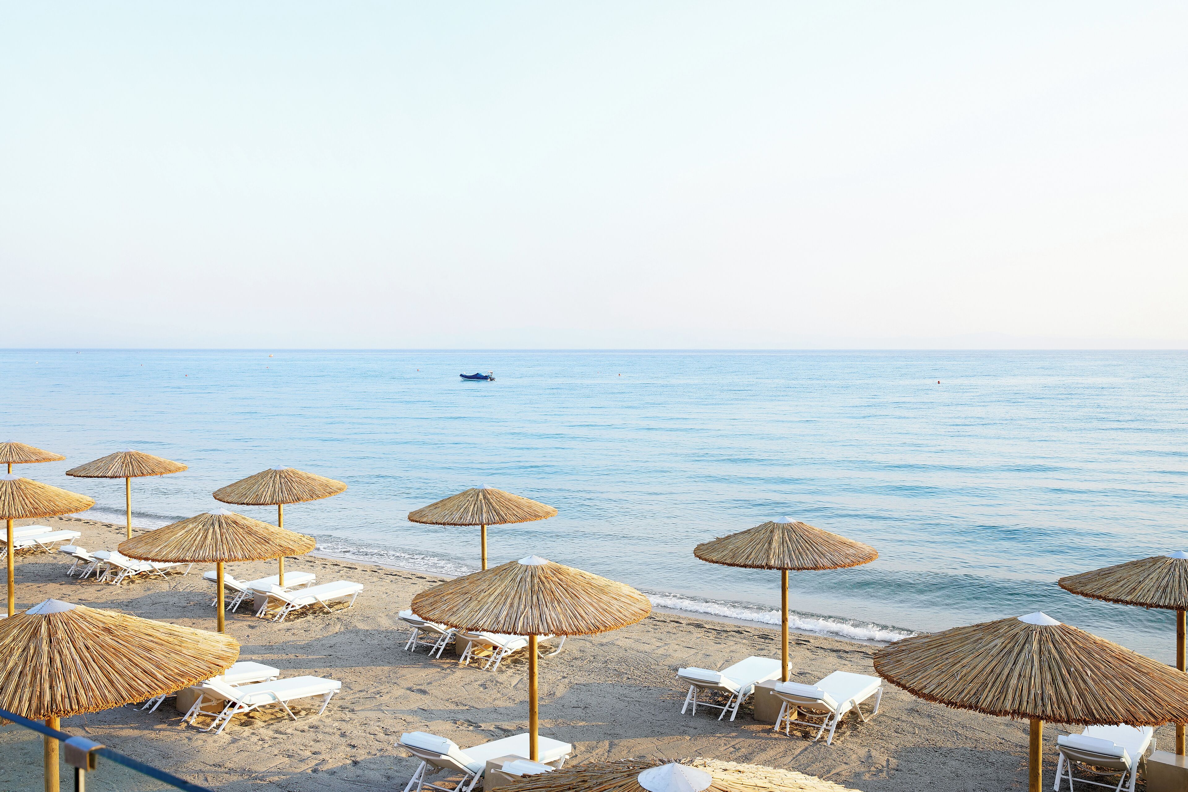 Am Strand, Liegestühle, Sonnenschirme, Strandtücher