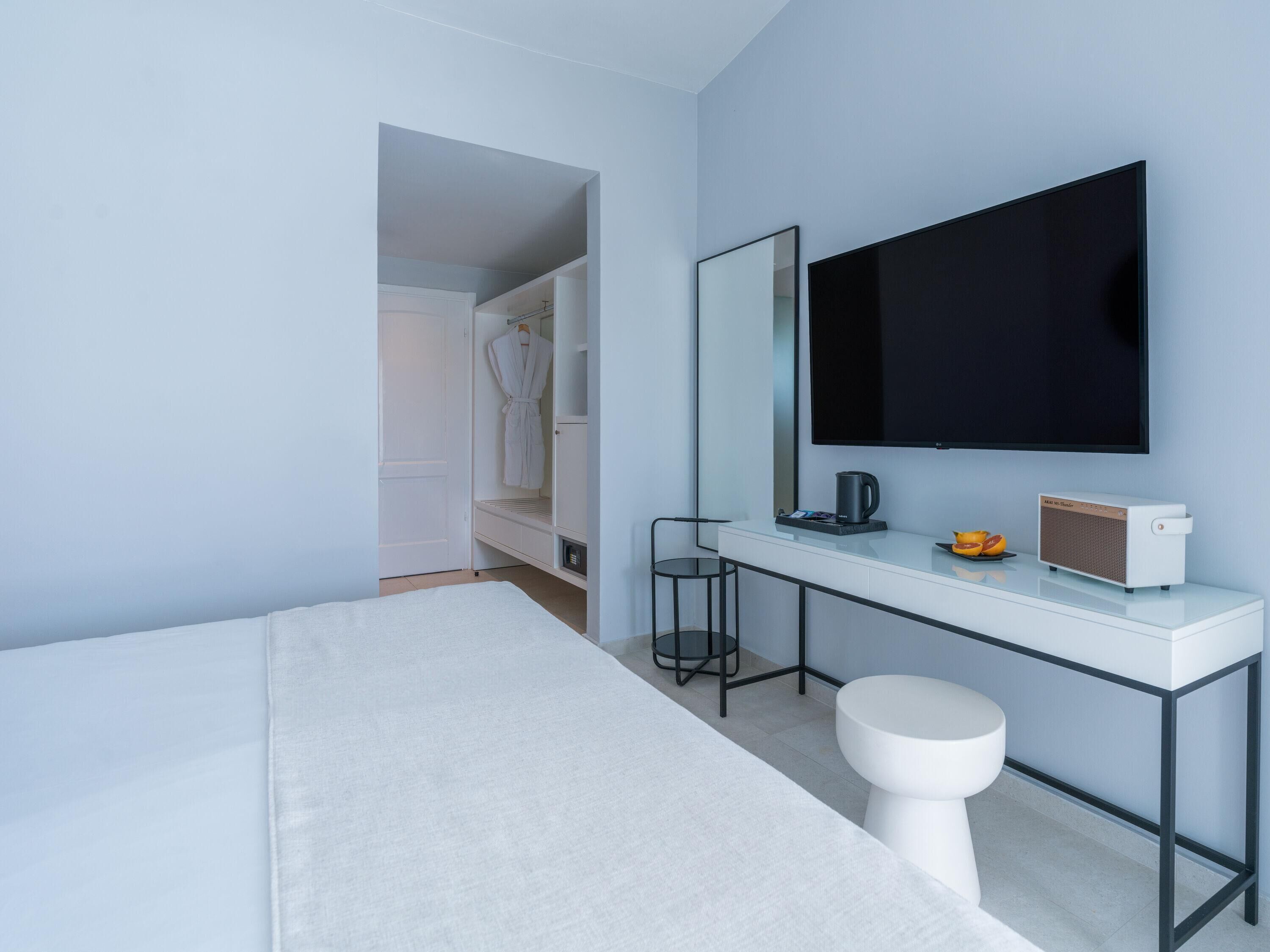 Hypo-allergenic bedding, minibar, in-room safe, individually decorated