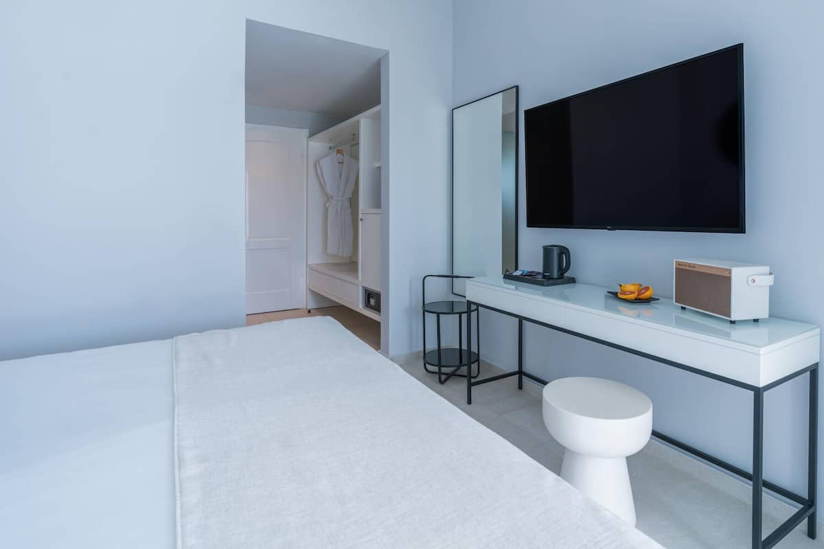 Hypo-allergenic bedding, minibar, in-room safe, individually decorated