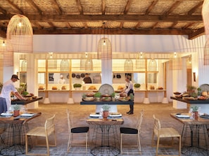 Lunch and dinner served, international cuisine