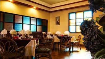 供應早餐、午餐及晚餐