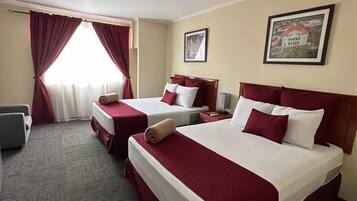 Doppelzimmer, 2 Doppelbetten | Schreibtisch, Bügeleisen/Bügelbrett, kostenloses WLAN, Bettwäsche