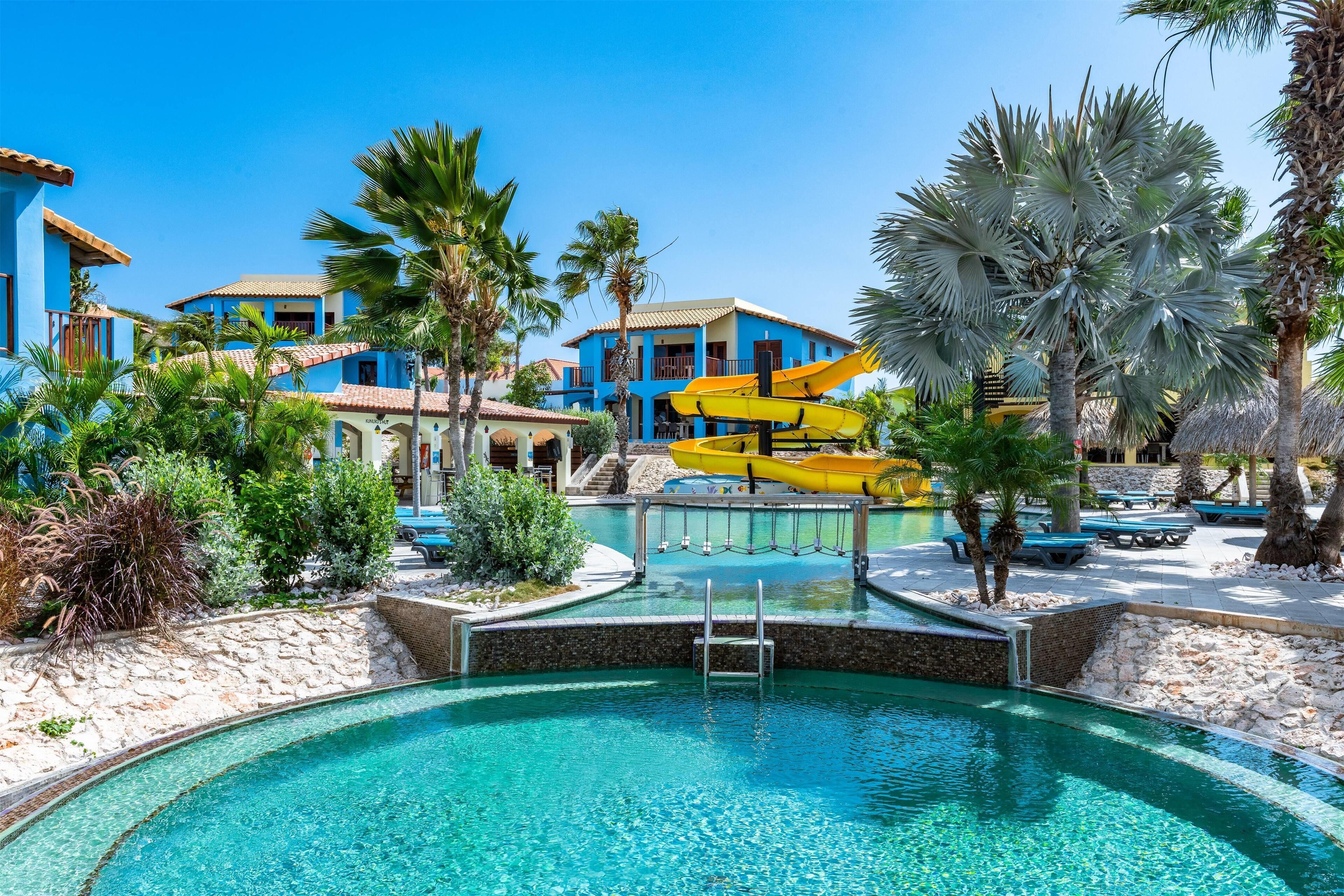 6 piscinas externas, funciona das 8h às 19h, guarda-sóis