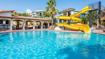 5 outdoor pools, open 8:00 AM to 7:00 PM, pool umbrellas, pool loungers