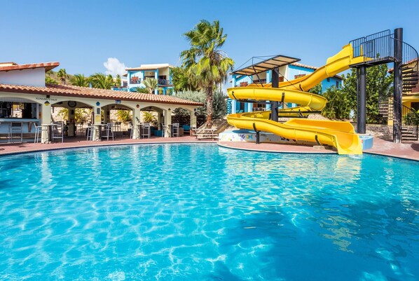 5 outdoor pools, open 8:00 AM to 7:00 PM, pool umbrellas, pool loungers