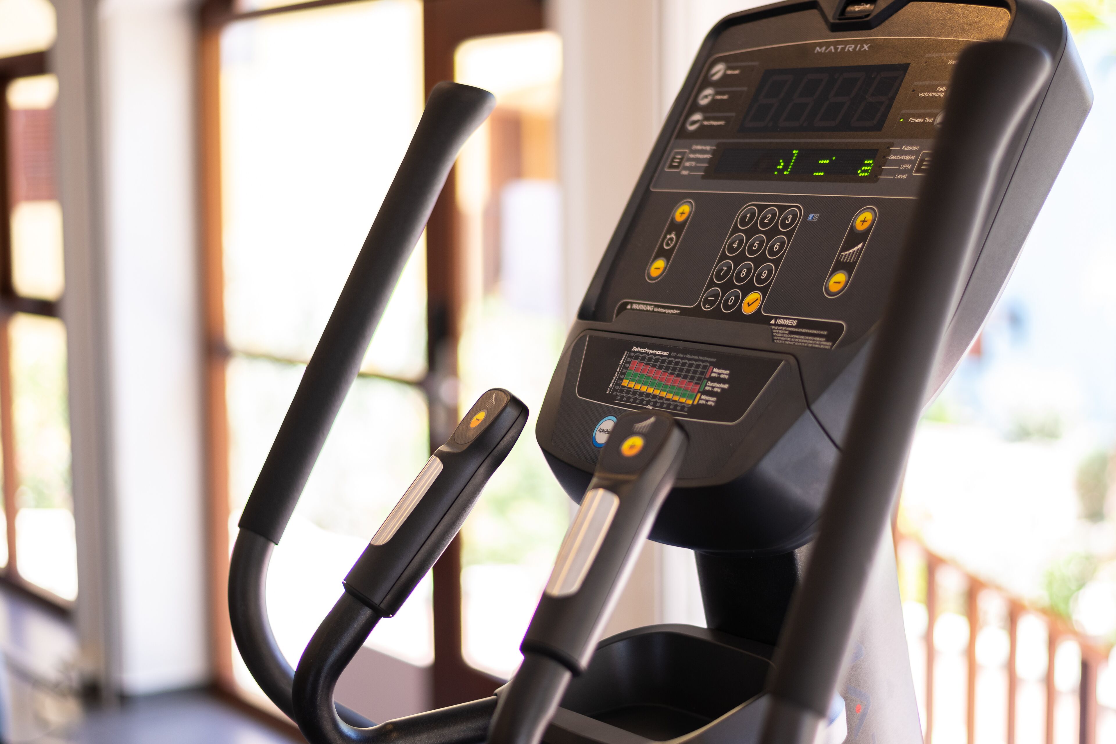 Ein Laufband mit digitaler Anzeige und Bedienfeld.