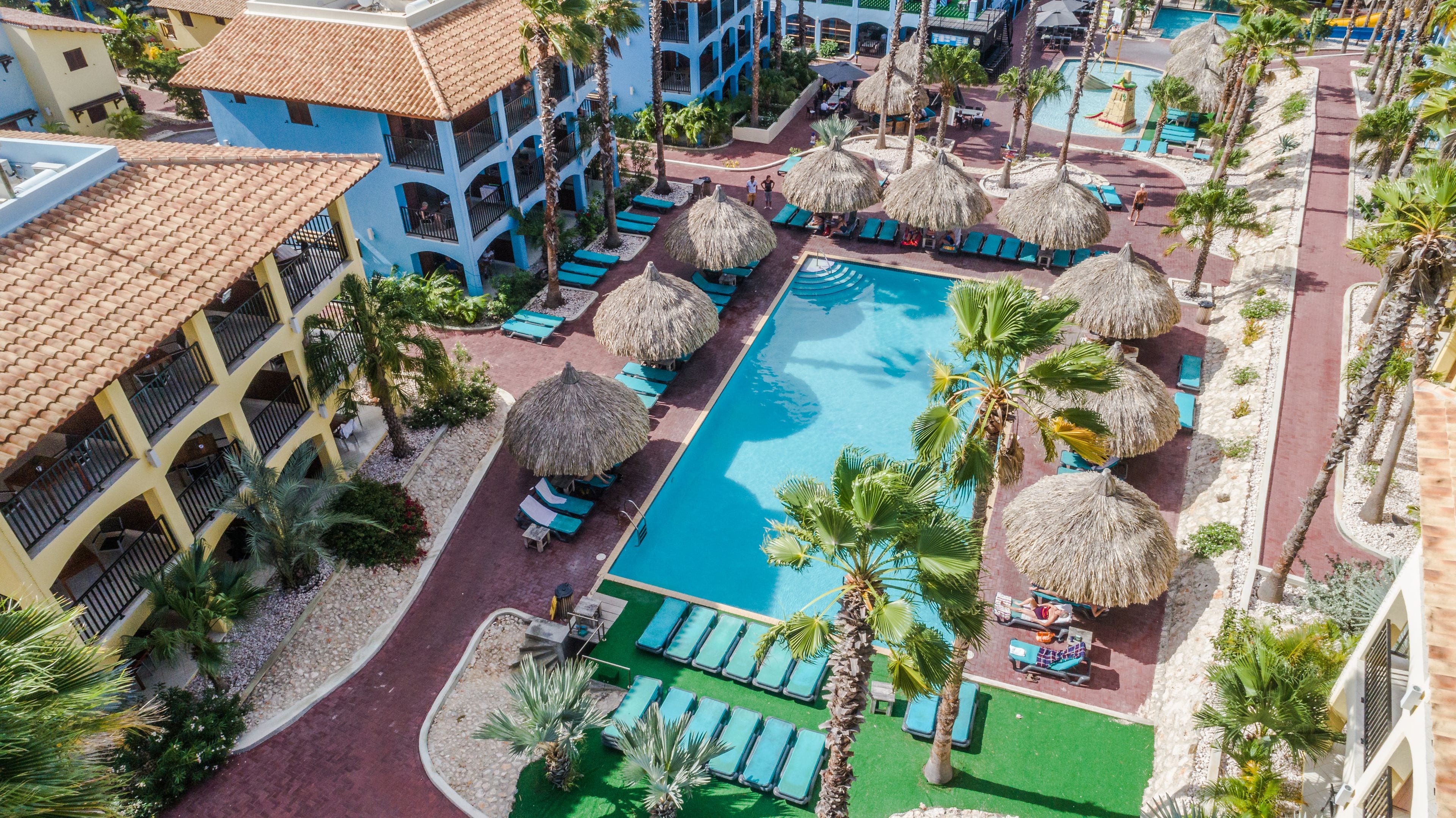 6 piscines extérieures, parasols de plage, chaises longues