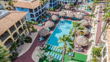 6 piscines extérieures, parasols de plage, chaises longues