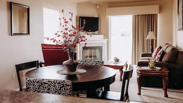 Suite Exécutive | Coin séjour | Télévision à écran plat de 40 pouces avec chaßnes par satellite