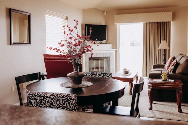 Executive Suite | Living area | 40-inch flat-screen TV with satellite channels, TV