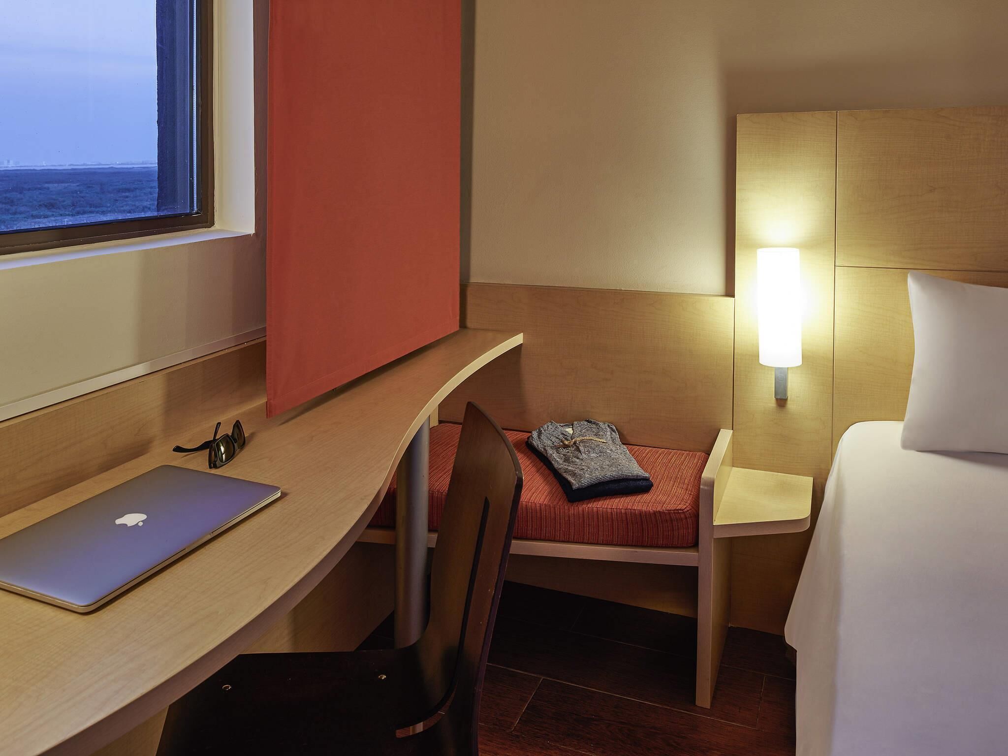 Double Room, 1 Double Bed | Desk, blackout curtains, soundproofing, free WiFi