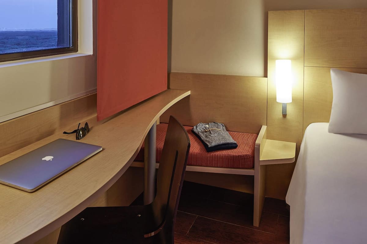 Double Room, 1 Double Bed | Desk, blackout curtains, soundproofing, free WiFi