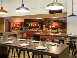 Se sirven almuerzos y cenas, cocina regional