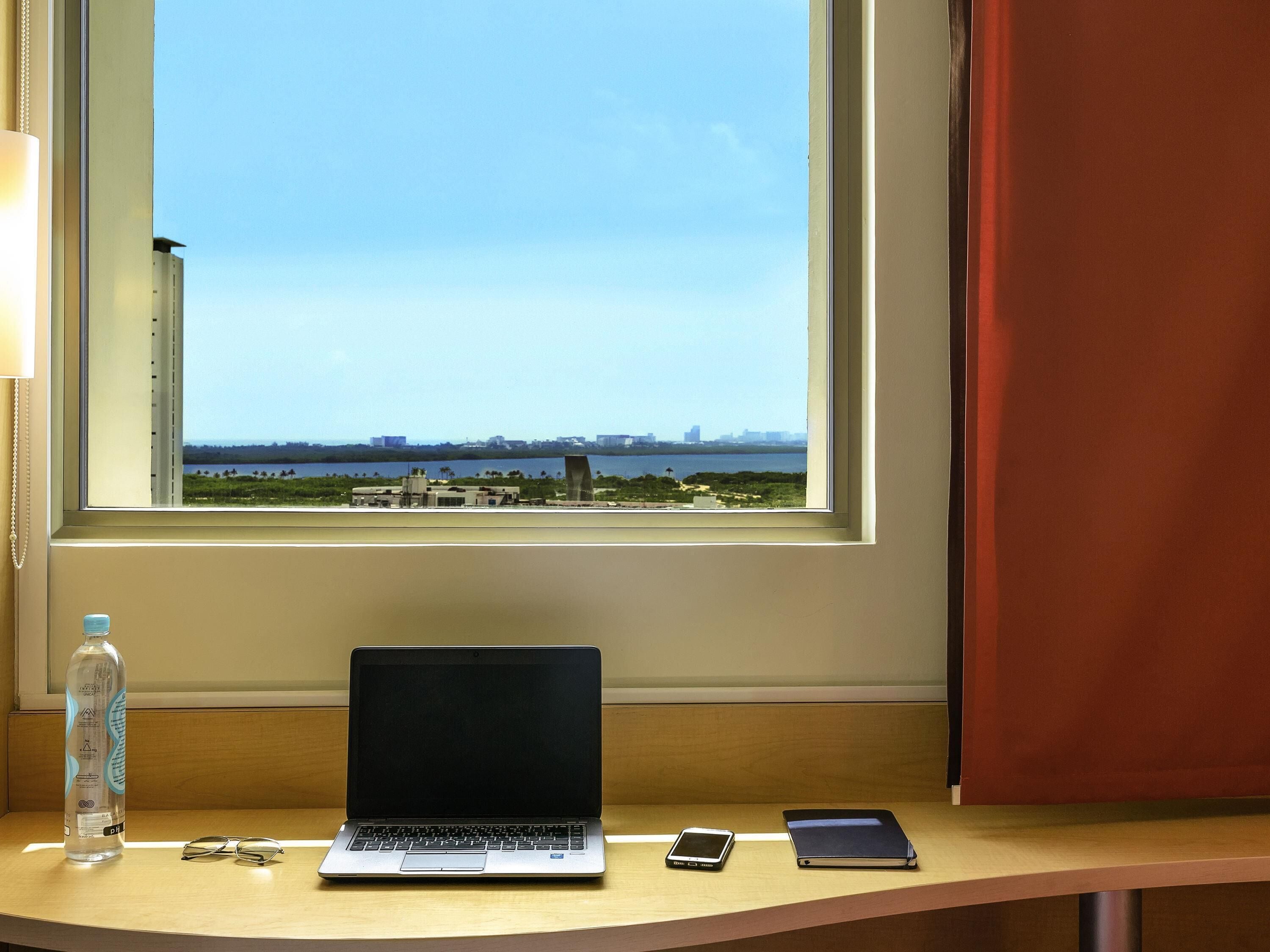 Skrivebord, blendingsgardiner, lydisolert og wi-fi (inkludert)