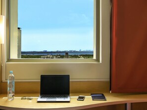 Desk, blackout drapes, soundproofing, free WiFi - ibis Cancun Centro (Cancun)