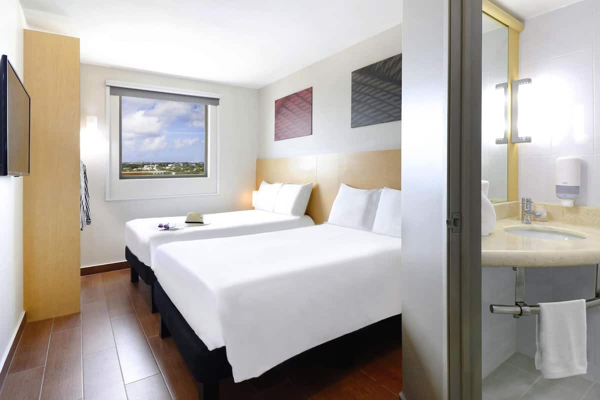 Quarto casal, 2 camas de solteiro | Escrivaninha, cortinas blackout, quartos à prova de som