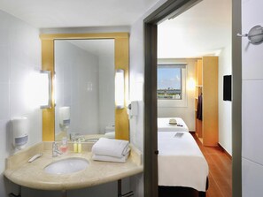 Regadera, amenidades de baño ecológicas, secadora de cabello, toallas 