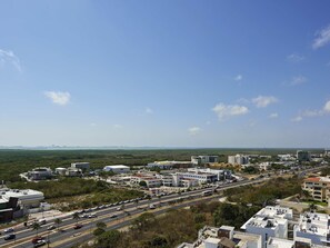 Un paisaje urbano con una autopista, edificios y cielo despejado.