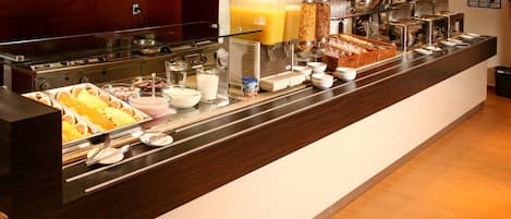 Daily buffet breakfast (MXN 279 per person)