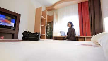 Habitación doble, 1 cama matrimonial | Escritorio, cortinas blackout, insonorización y wifi gratis